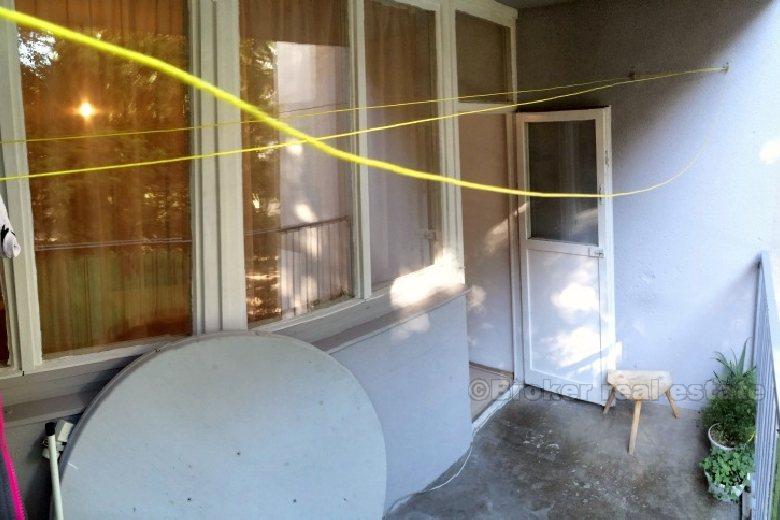 Blatine, Dvosoban stan za renovaciju, na prodaju