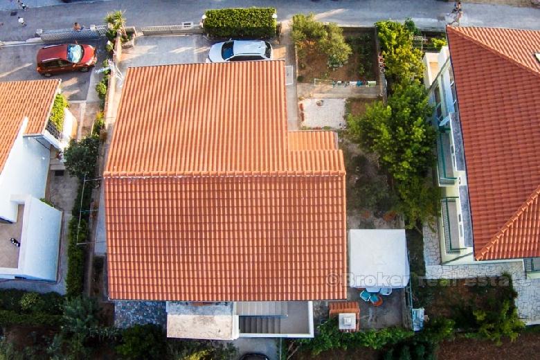 Hus andre rad til sjøen