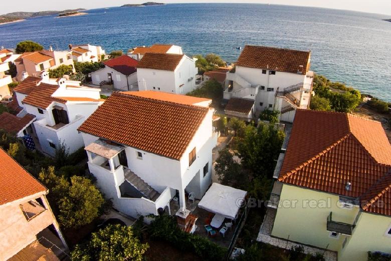 Maison deuxième rangée à la mer