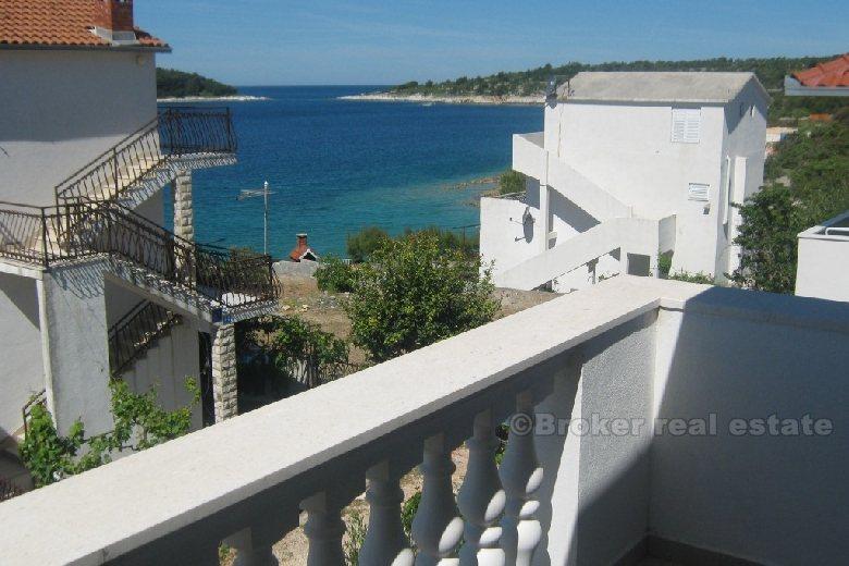 Maison deuxième rangée à la mer