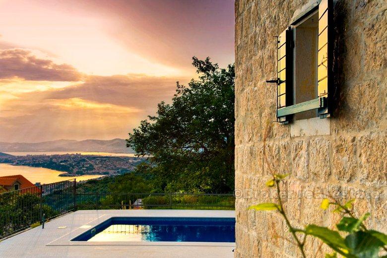 Villa with swimming pool, for rent