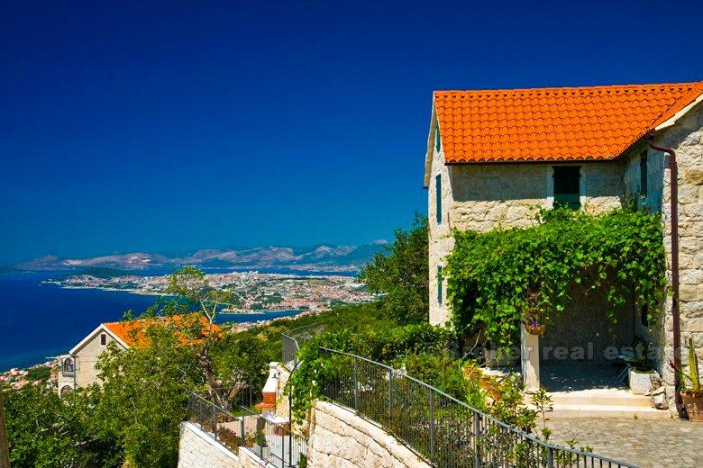 Villa with swimming pool, for rent