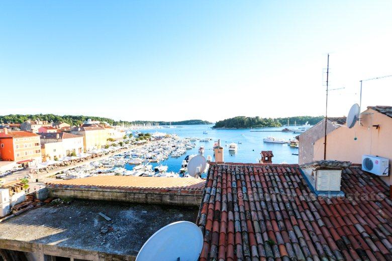 La maison au centre, près de la mer