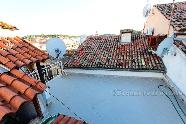 Dom w centrum, blisko morza