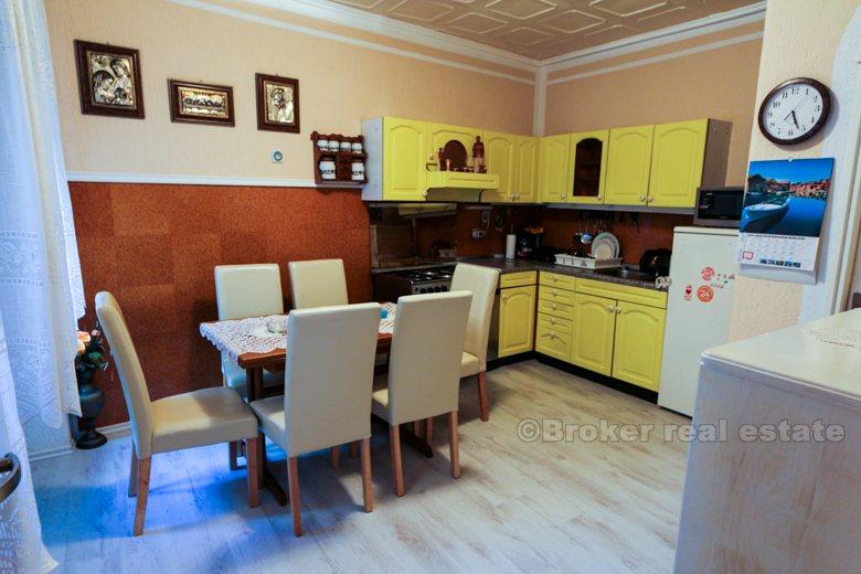 Huset i sentrum, nær sjøen