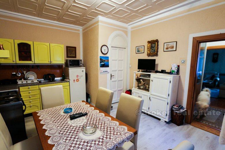La maison au centre, près de la mer