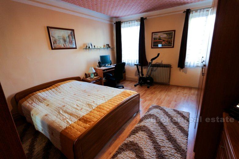 Dom w centrum, blisko morza