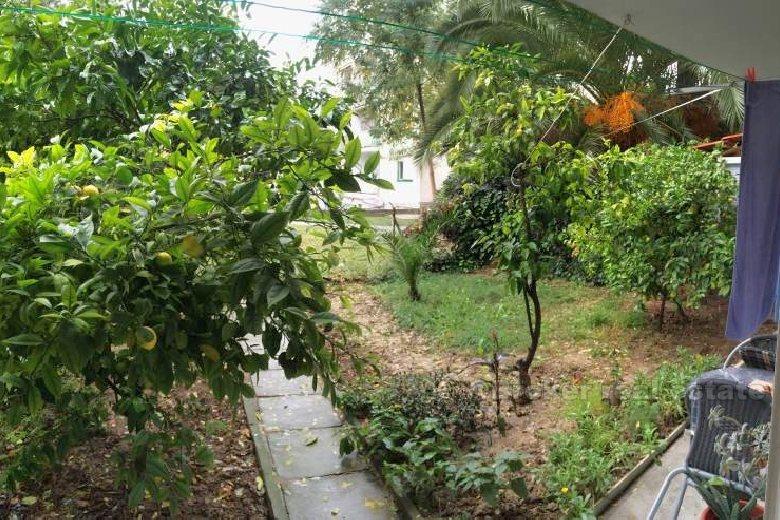 Appartamento trilocale con giardino, in vendita