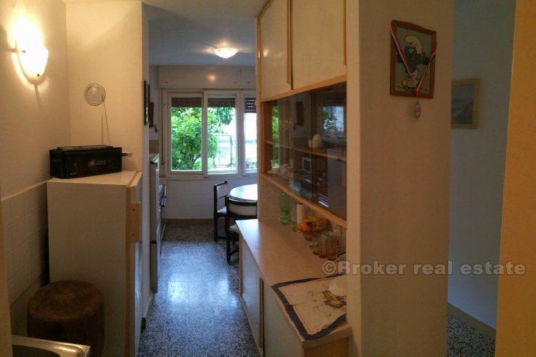 Appartamento trilocale con giardino, in vendita