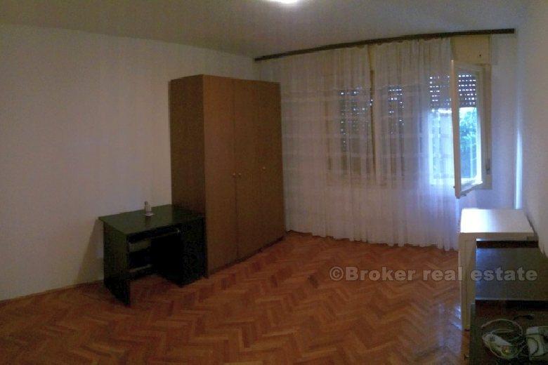 Трехкомнатная квартира с садом, для продажи