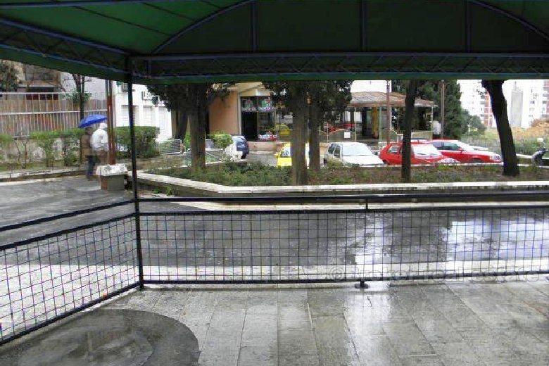 Bureau, un café, à vendre
