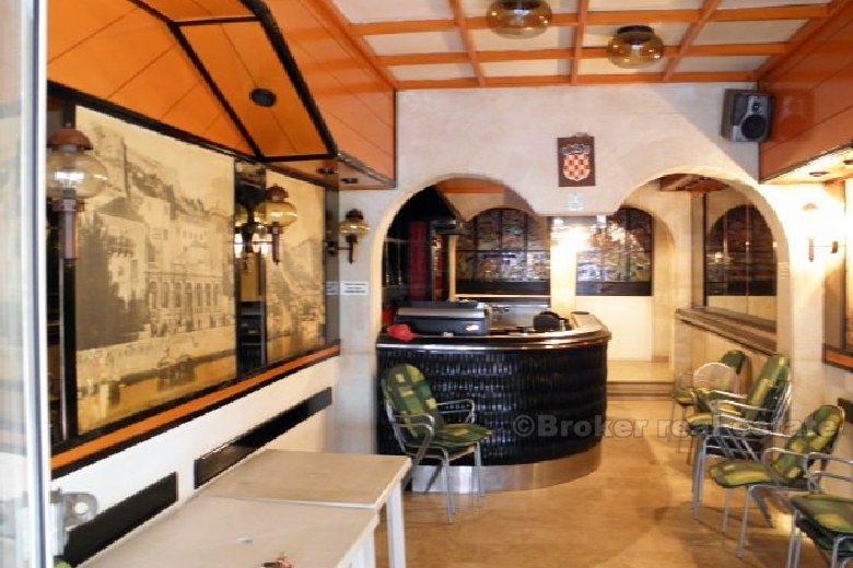Bureau, un café, à vendre