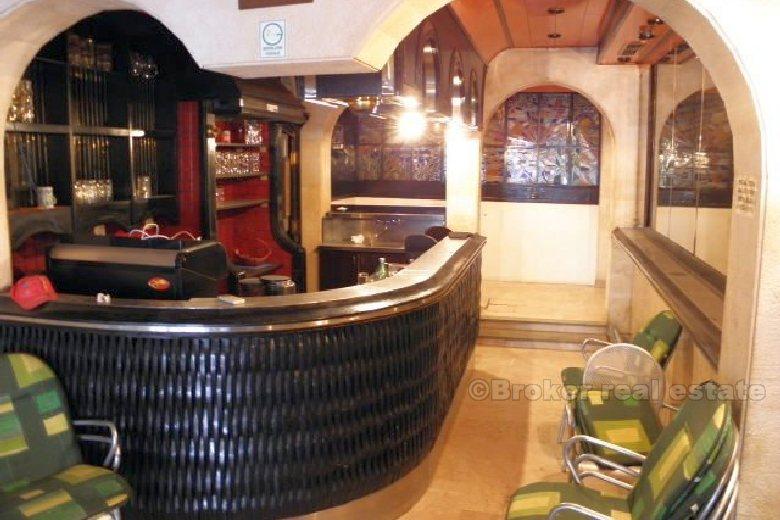 Bureau, un café, à vendre
