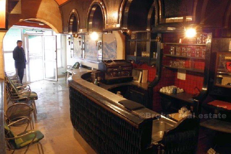 Bureau, un café, à vendre