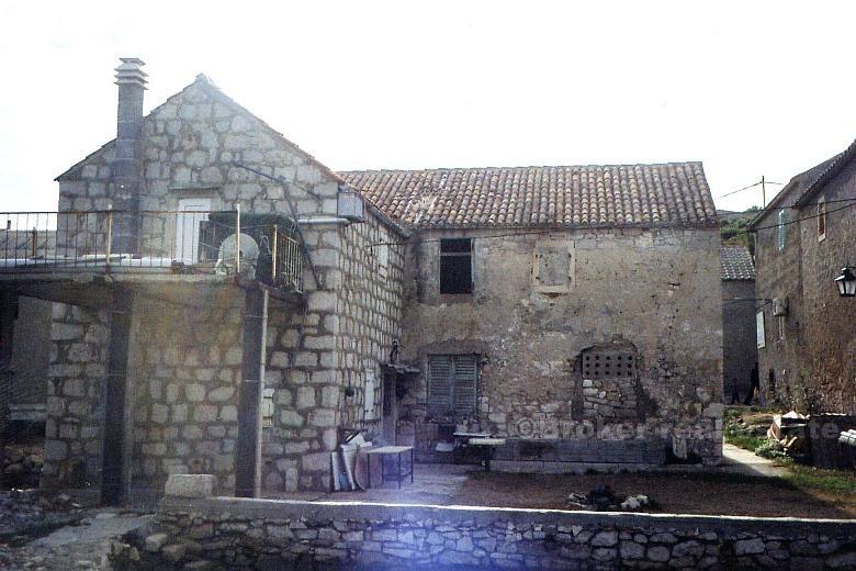 Casa in pietra in riva al mare, in vendita