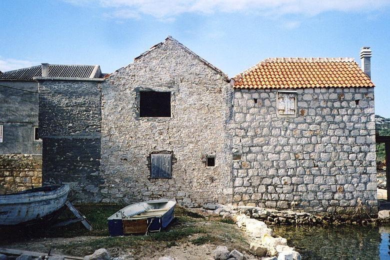 Casa in pietra in riva al mare, in vendita