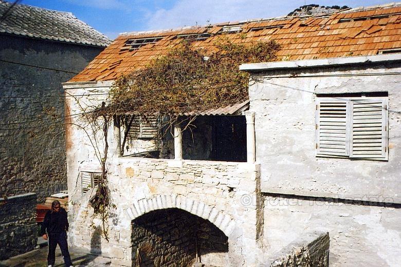 Casa in pietra in riva al mare, in vendita