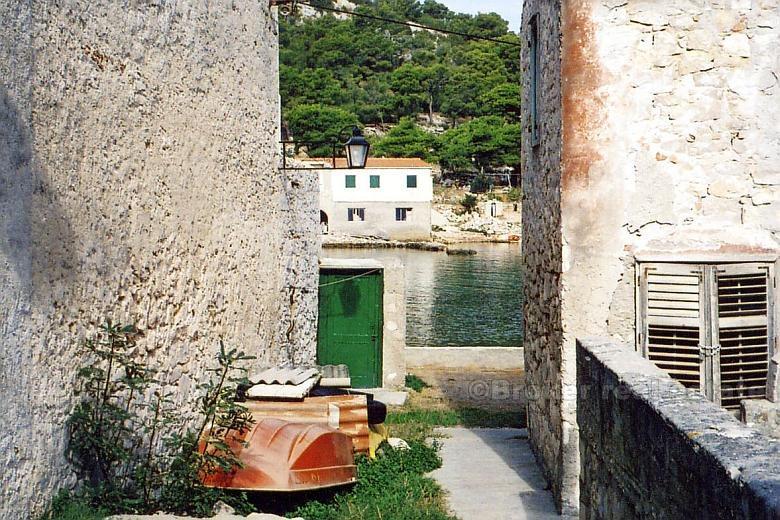 Casa in pietra in riva al mare, in vendita