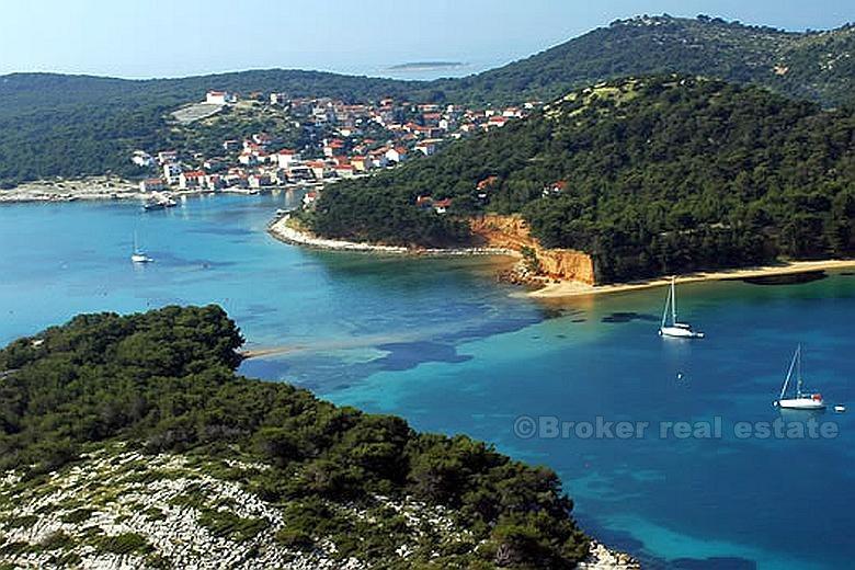 Stenhus ved sjøen, til salgs