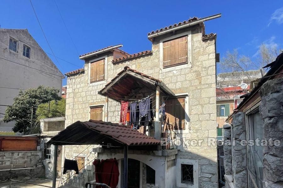 Samostojeća kamena kuća