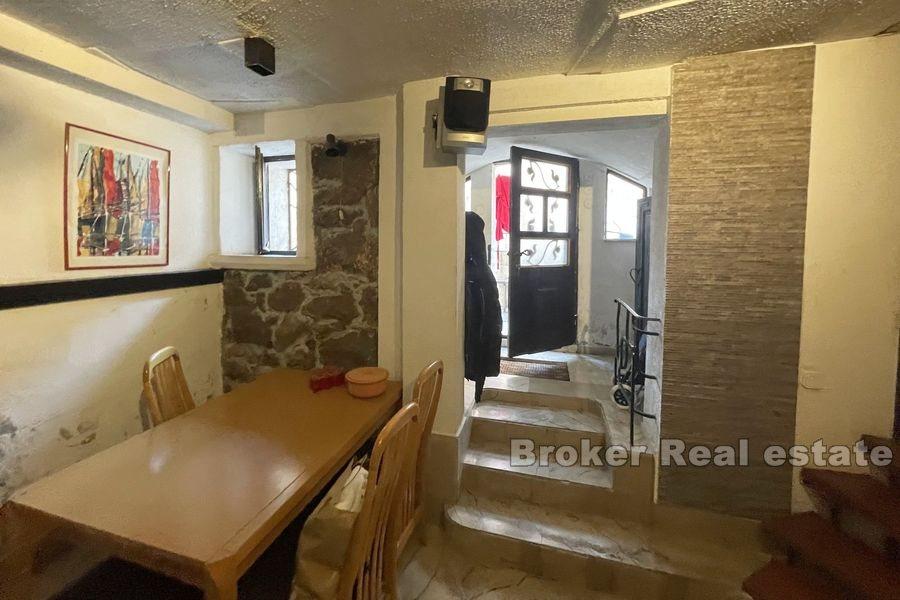 Samostojeća kamena kuća