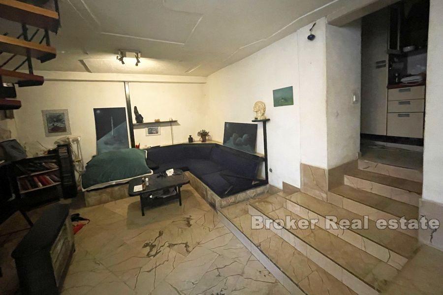 Frittliggende steinhus, til salgs