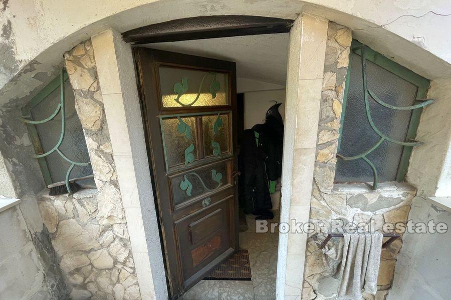 Samostojeća kamena kuća