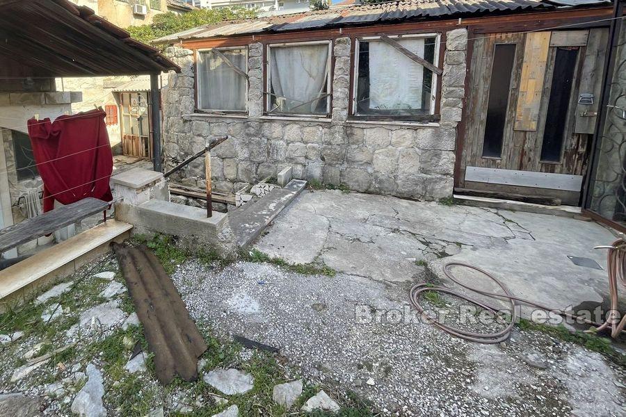 Samostojeća kamena kuća