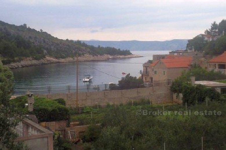 Petite maison dans une baie tranquille, à vendre