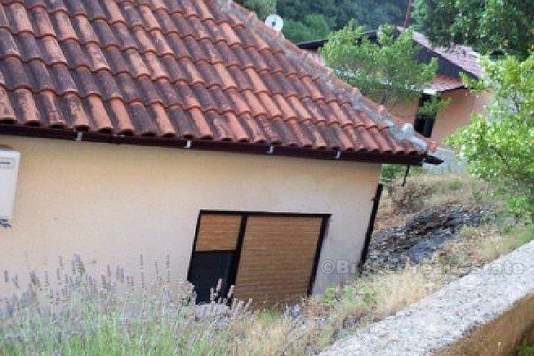 Lite hus i en stille bukt, til salgs