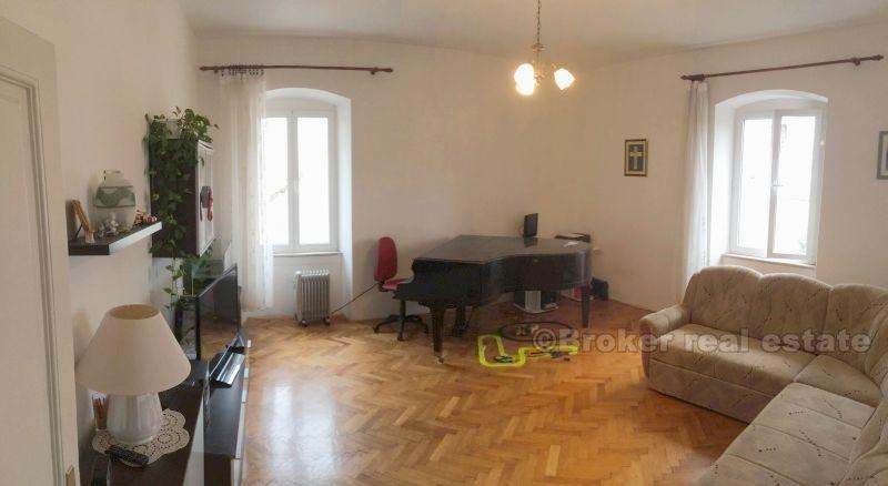 Fire roms leilighet i sentrum av byen