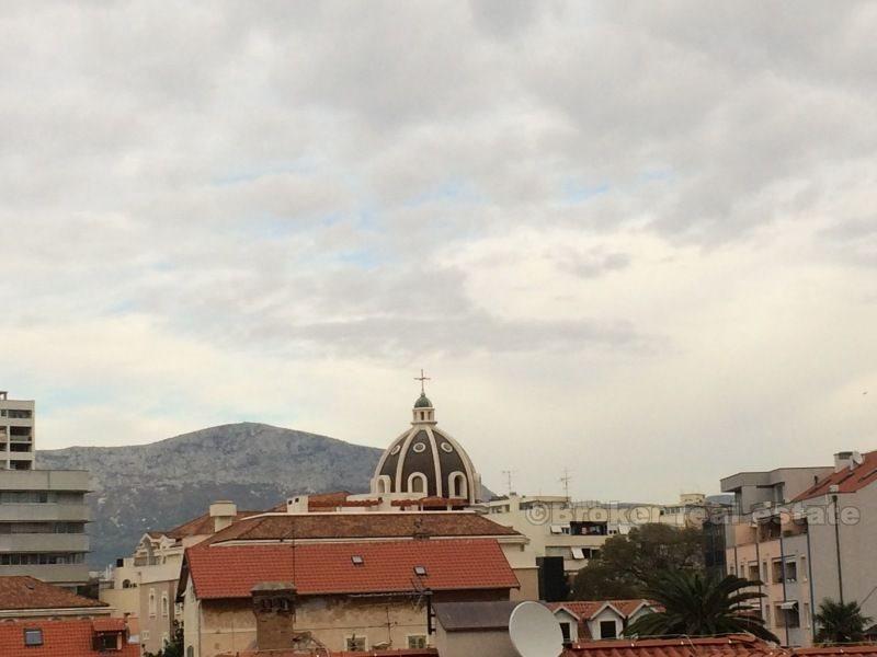 Apartament z czterema sypialniami w centrum miasta