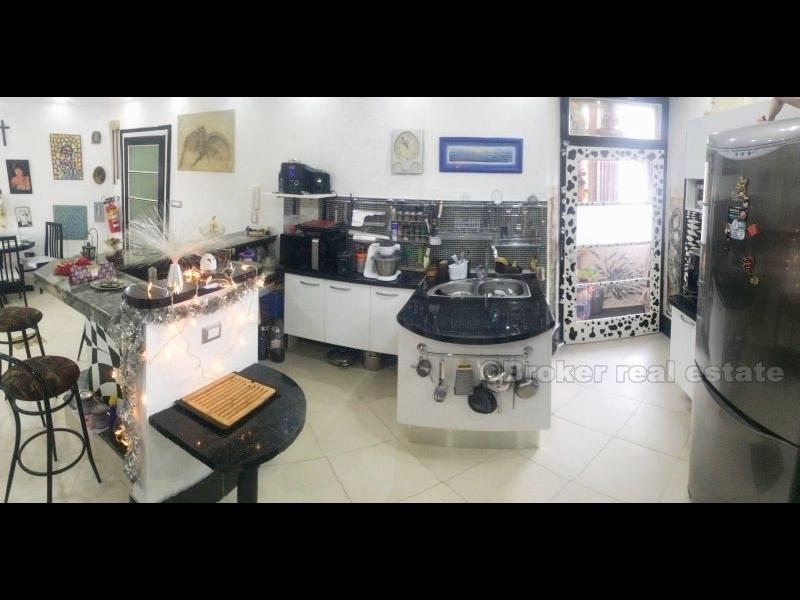 Fire roms leilighet i sentrum av byen, til salgs