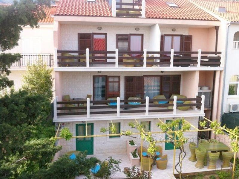 Коммерческое - жилое здание, для продажи