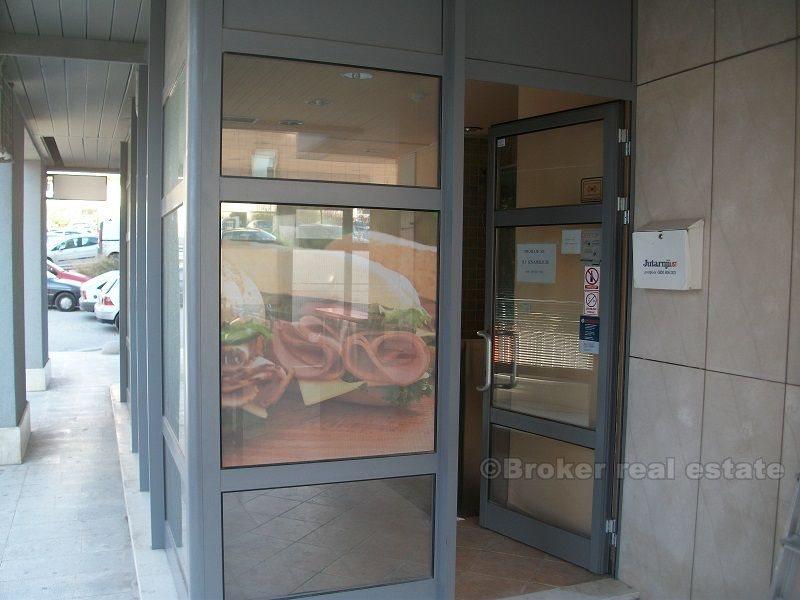 Spazio per uffici completamente arredato, in vendita