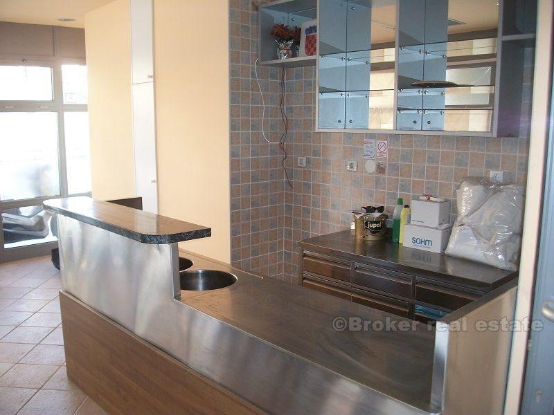 Spazio per uffici completamente arredato, in vendita