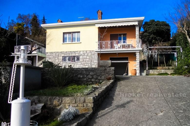 Hus med middelhavshage, til salgs