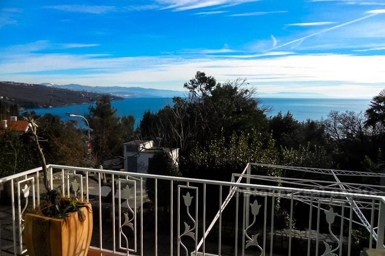 Hus med middelhavshage, til salgs