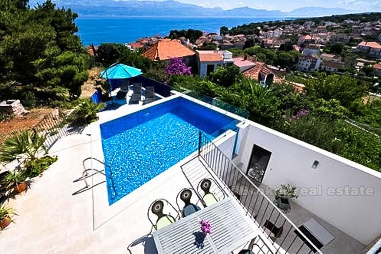 Bella villa moderna con piscina, in vendita