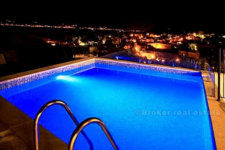 Bella villa moderna con piscina, in vendita