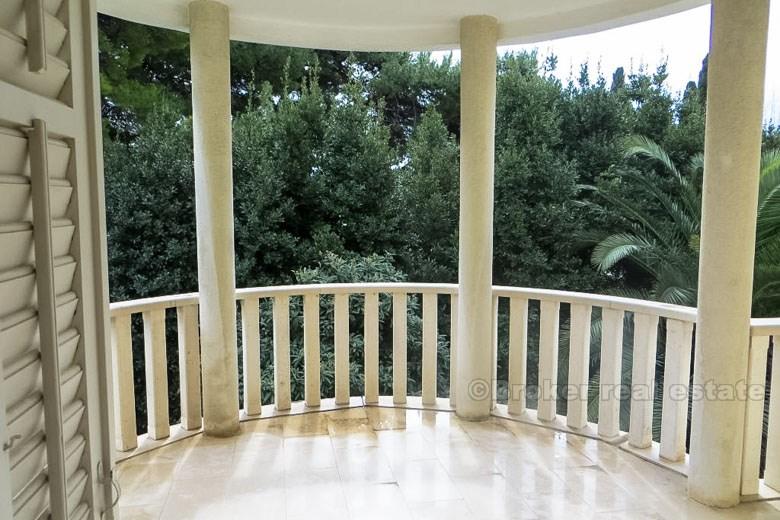 Villa on three floors, near the beach, for rent