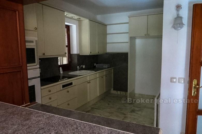 Villa on three floors, near the beach, for rent