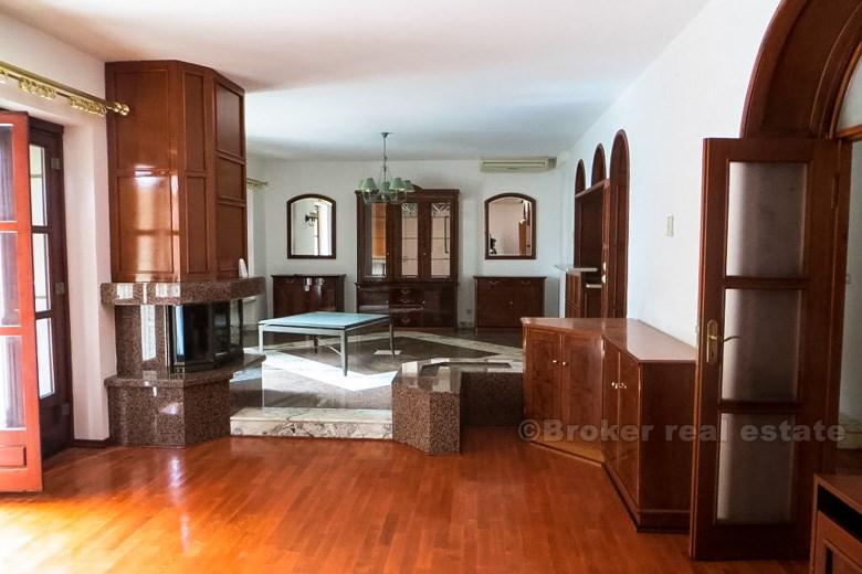 Villa on three floors, near the beach, for rent