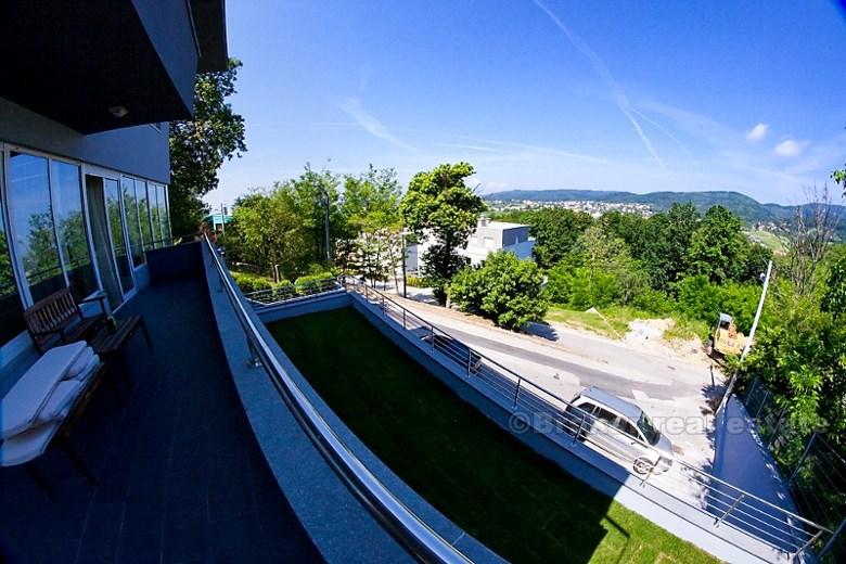 Nuova villa circondata dal verde