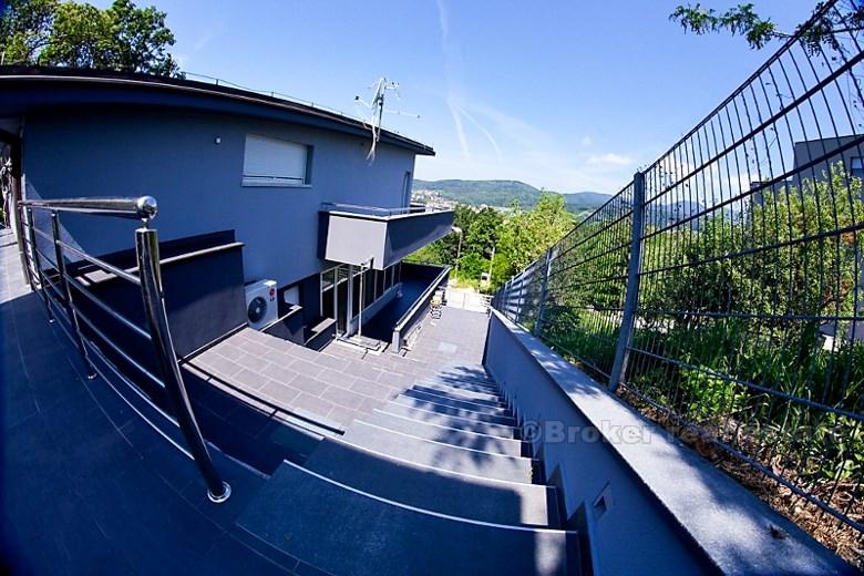 Ny villa omgiven av grönska