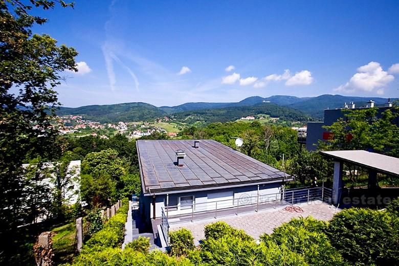 Nouvelle villa entourée de verdure