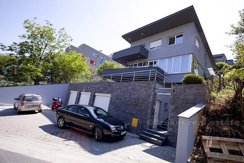 Ny villa omgitt av grønne omgivelser