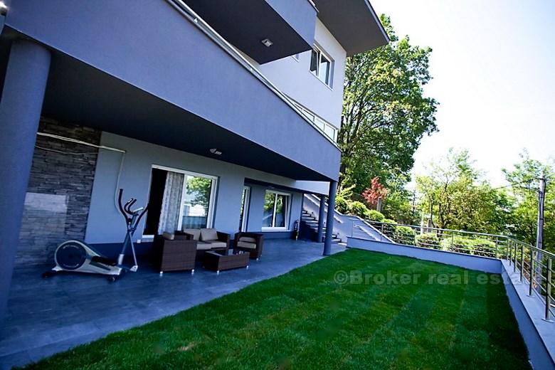 Ny villa omgitt av grønne omgivelser