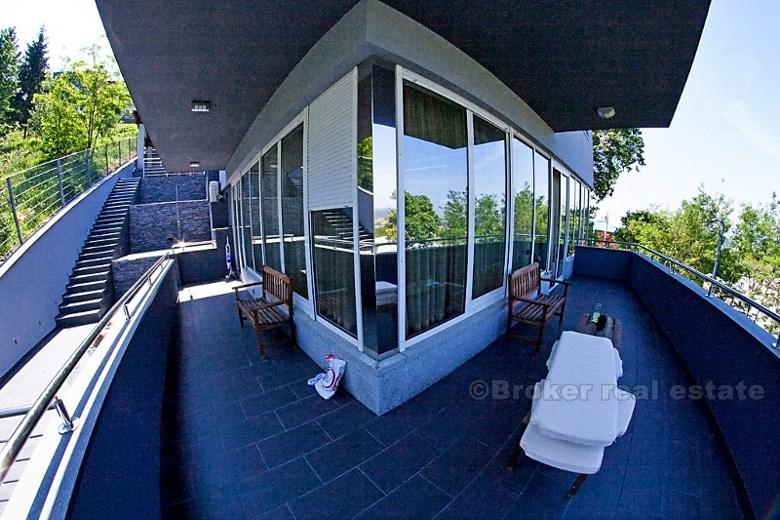 Nouvelle villa entourée de verdure