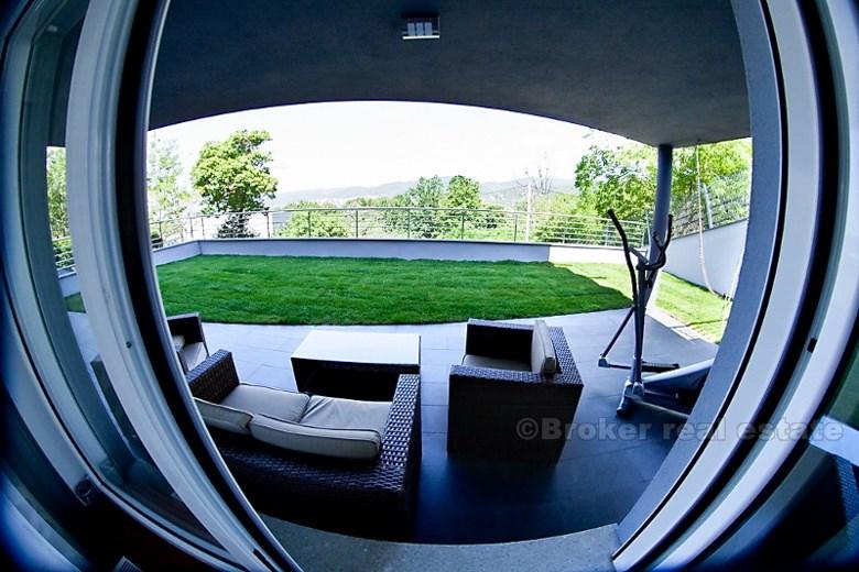 Nouvelle villa entourée de verdure